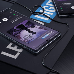Компания Samsung разработала смартфон с гибким экраном и акустической камерой